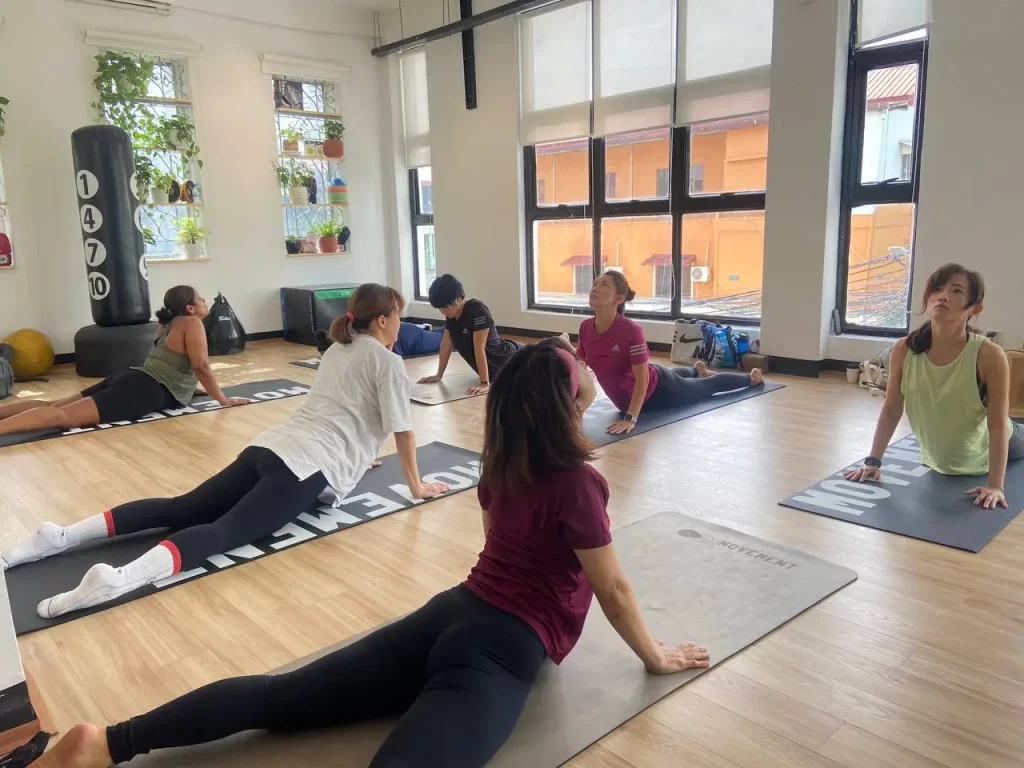 Active rehab training session focusing on spine stability and strength in Phnom Penh